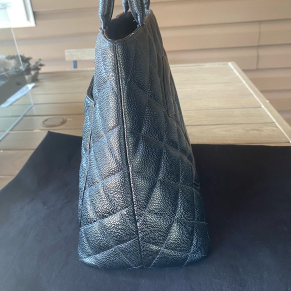 Chanel Timeless Medallion Handbag Purse w dustbag & CC medallion + Gold Hardware - Picture 3 of 16